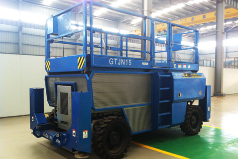 Self-propelled rough terrain scissor lift